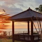 point de vue panoramique au coucher du soleil dans le jardin de la chambre d'hôtes Villa Manaaki à La Réunion