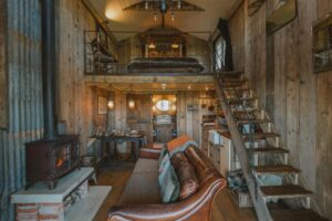cabane en duplex au charme traditionnel anglais avec cheminée et kitchenette