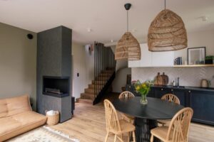 séjour avec cheminée dans les chalets individuels à louer dans la région de la Petite-Pologne
