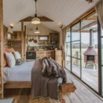 studio cabane avec vue panoramique sur la nature, kitchenette, terrasse, feu de cheminée et baignoire