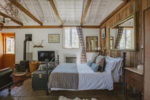 chambre chaleureuse à l'atmosphère rustique et champêtre à l'Outbuildings Dorset en Angleterre