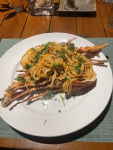 plat servi à la table d'hôtes et ouvertespour les 3 repas, petit-déjeuner, déjeuner et dîner