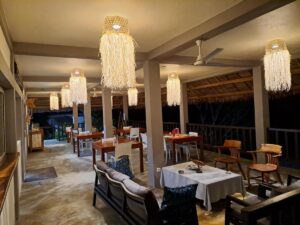 salon et espace repas commun auxclients du lodge