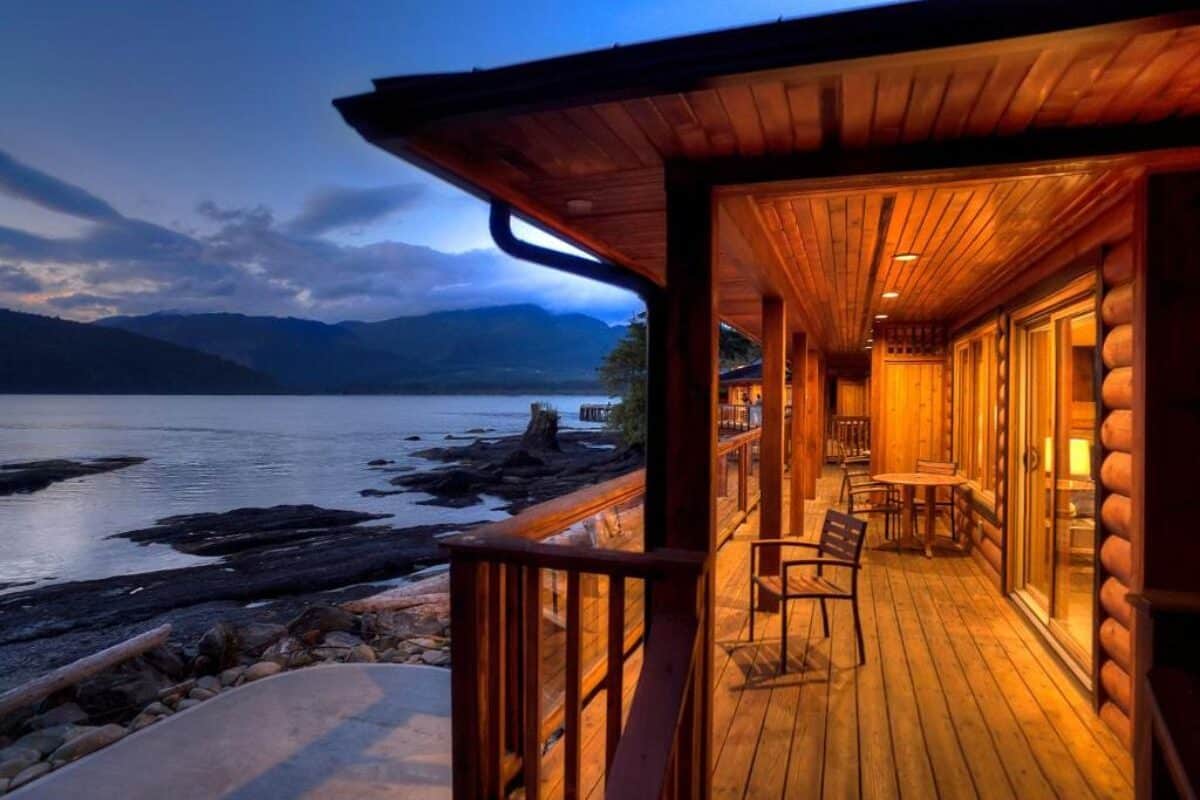 terrasse avec vue sur l'océan depuis un des cottafes du Wild Renfrew Seaside Cottages