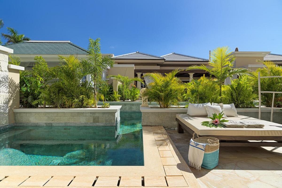 piscine privée reliée à une rivière et son transat dans une villa d'un hôtel à Tenerife
