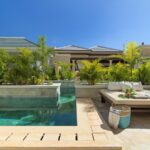 piscine privée reliée à une rivière et son transat dans une villa d'un hôtel à Tenerife