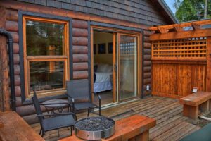 terrasse d'un studio avec son brasero pour les soirées cocooning avec vue panoramique sur la nature sauvage de l'île de Vancouver