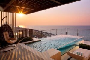 vue sur la mer depuis la piscine privée d'une chambre