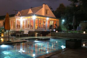 piscine extérieure et véranda illuminée