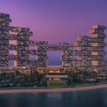 architecture totalement dingue sous forme de cube entreposé en équilibre les uns sur les autres à l'hôtel Atlantis The Royal à Dubaï