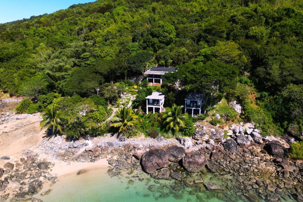 vue de la chambre d'hôtes isolée dans la nature de 'île de Nosy Komba