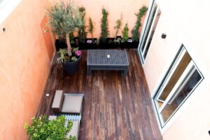 terrasse d'un des appartements de l'appart"hôtel Flora Chiado Apartments dans le quartier de Baixa-Chiado de Lisbonne