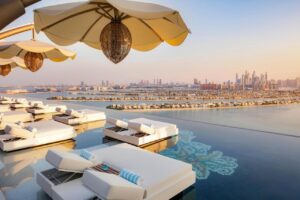 transat flottant sur l'eau de la piscine sur un des toits terrasse de l'hôtel Atlantis Royal de Dubaï