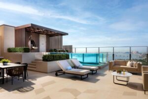 terrasse privée d'une suite avec salon de jardin et piscine privée