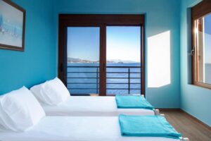 chambre bleue avec lits jumeaux et vue sur la emr