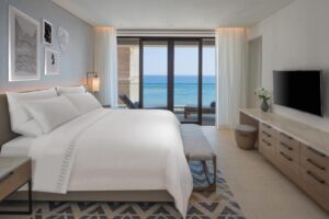 chambre spacieuse, élégante et romantique avec balcon et vue panoramique sur la mer