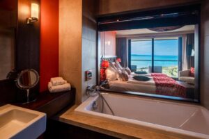 chambre chaleureuse d'inspiration exotique et avec vue panoramique sur le lac Balaton