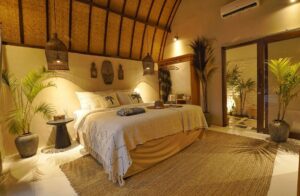 chambre double dans un bungalow traditionnel donnant directement sur la piscine