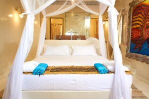 chambre spacieuse et confortable avec la salle de douche ouverte sur la chambre