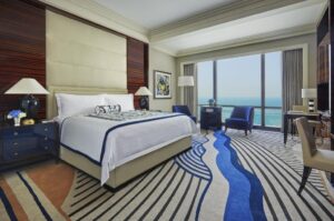 une des suites spacieuses de l'hôtel avec vue panoramique sur la mer
