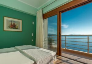 chambre avec vue sur la mer et baie vitrée ouverte sur la terrasse
