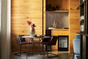 espace repas dans une suite avec minibar, machine à café et nécessaire pour le thé