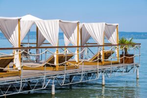 terrasse privée de l'hôtel avec transats et aménagement sous forme de plage