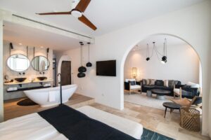 intérieur d'une suite avec la partie salle de bain ouverte sur la chambre
