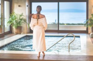 jacuzzi dans le spa de l'hôtel avec vue panoramique