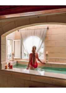 jacuzzi privé dans une suite de l'hôtel, l'endroit parfait pour un séjour romantique à Malte