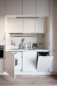kitchenette totalement équipée avec lave-vaisselle, lave-linge et four