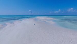 lagune de sable blanc qui s'enfonce dans la mer cristalline au Kenya