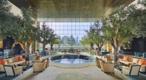 lounge dans le lobby de l'hôtel avec immense vue panoramique sur Manama au Bahreïn