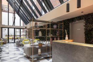 lobby de l'hôtel sous une mezzanine avec un lounge lumineux