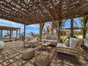 lounge au bord de la piscine et avec vue sur l'océan