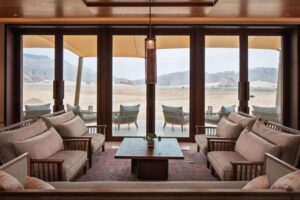 lounge avec terrasse et vue panoramique sur le désert d'AlUla en Arabie Saoudite
