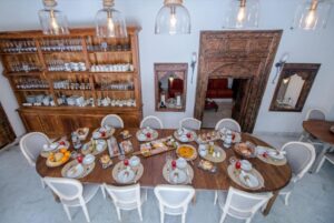 salle petit-déjeuner avec petit-déjeuner copieux chaque matin