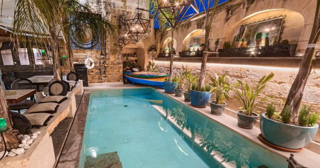 la piscine extérieure du Lulu boutique hôtel, un joli endroit ou dormir à Malte