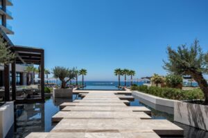 piscine à débordement réservée aux adultes et avec vue panoramique sur la mer Méditerranée