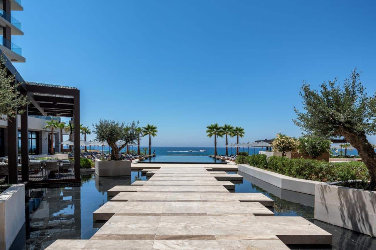 piscine à débordement réservée aux adultes et avec vue panoramique sur la mer Méditerranée