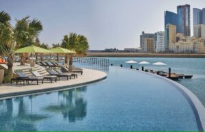une des piscines extérieures de l'hôtel de luxe avec vue sur Manama