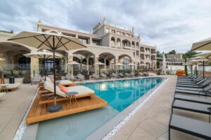 piscine et terrasse avec transats à l'hôtel Villa Chinka en Bulgarie