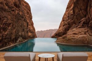 piscine à débordement coincées entre 2 rochers et à la vue panoramique inouie