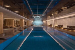 piscine intérieure de l'hôtel à proximité du spa de l'hôtel avec sauna et massage