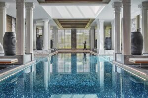 piscine intérieure au spa de l'hôtel