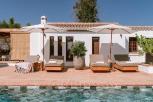 transats au bord de la piscine du B&B San Roque Suites de Monda en Andalousie