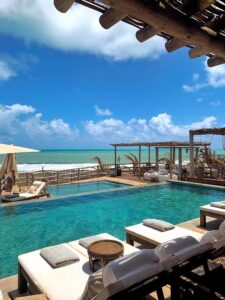 piscine principale avec transats et vue sur l'océan