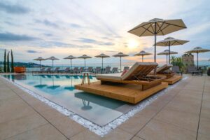 piscine avec vue panoramique sur la mer Noire
