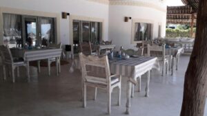 restaurant de l'hôtel ouvert pour le petit-déjeuner, le déjeuner et le dîner