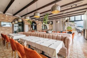 salle de restaurant intérieure de l'hôtel